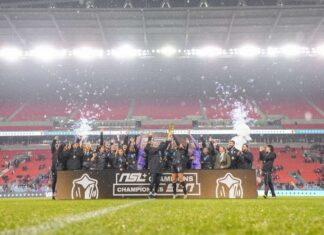 バンクーバー・ライズ、カナダ女子サッカーリーグNSL初代チャンピオンに NSL初代チャンピオンに輝いたバンクーバー・ライズ。優勝トロフィを手に。2025年11月15日、トロント市。Photo by Vancouver Rise FC