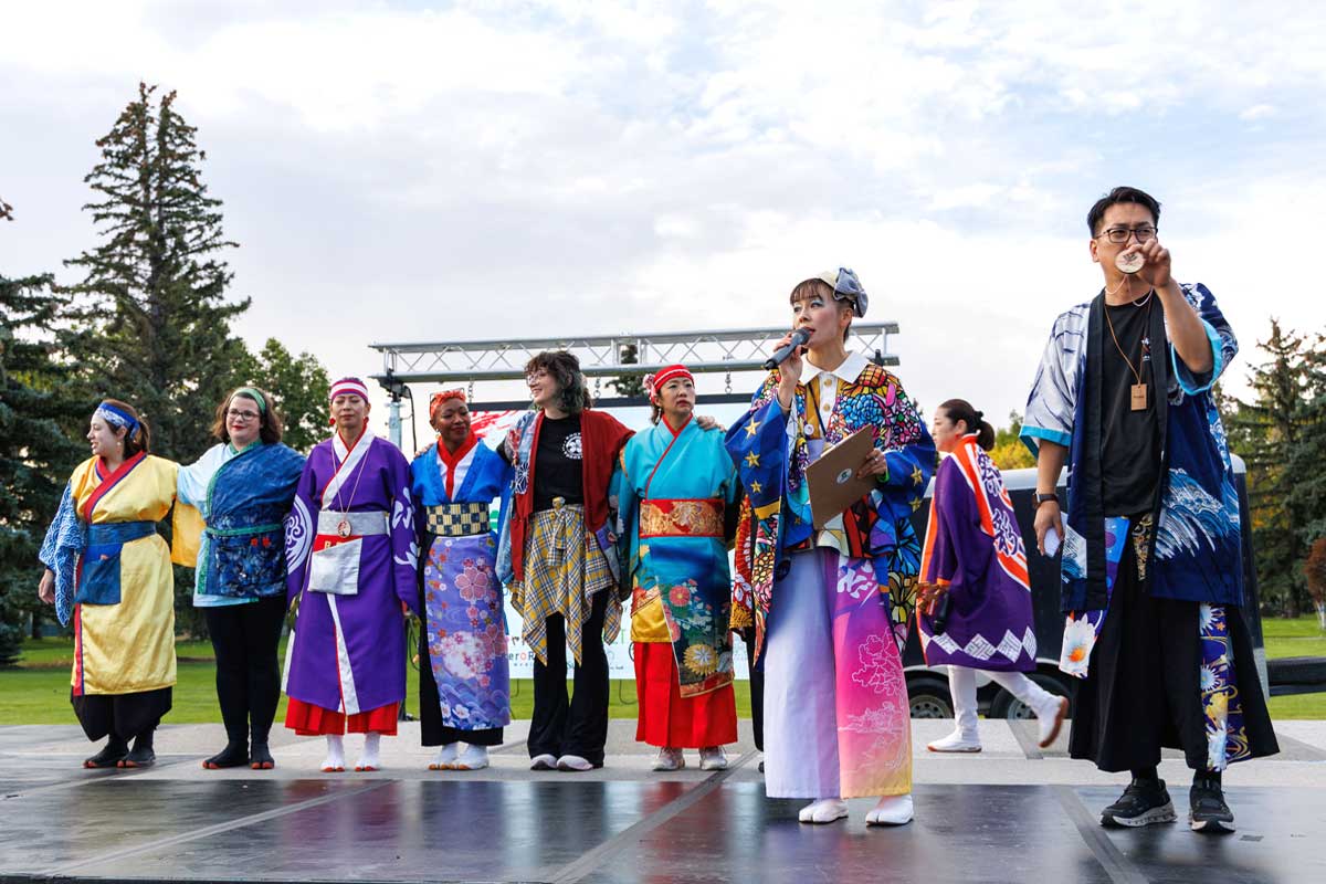 司会を務めた田中恵美子さん(右から2人目)が出演チームを紹介。2025年9月27日、アルバータ州レスブリッジ市。提供: KOKUYOSA Project Committee
