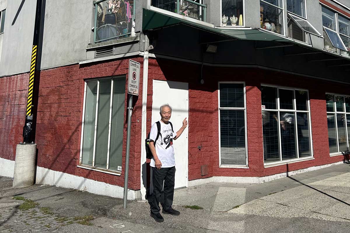 祖父が開業したジャパンタウンの「松宮商店」跡地を訪れた松宮哲さん。2025年9月18日、バンクーバー市。撮影　田上麻里亜／日加トゥデイ