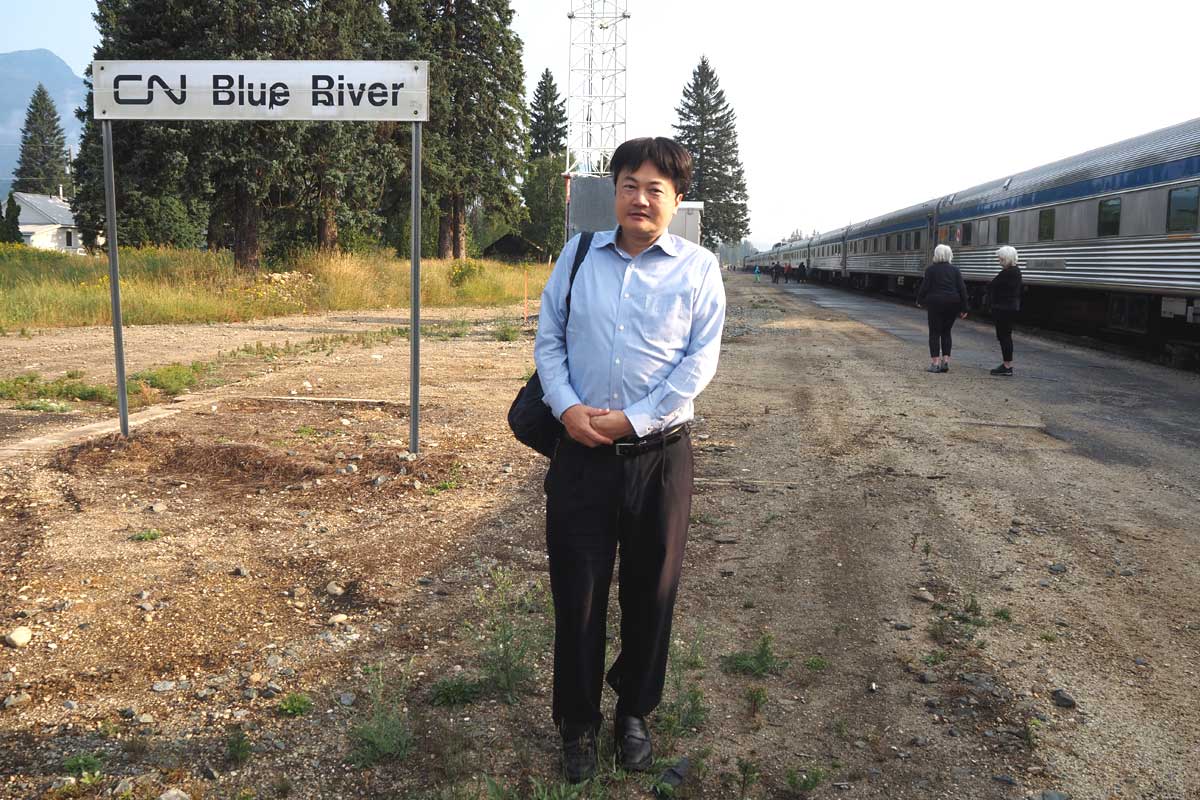 VIA鉄道カナダの列車「カナディアン」の前に立つ筆者(ブリティッシュ・コロンビア州のブルーリバー駅で)