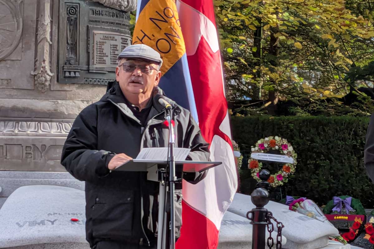 1985年8月2日に慰霊碑の灯篭に再点火した第1次世界大戦でカナダ兵として戦った一人マスミ・ミツイさん（当時98歳）の孫デイビット・ミツイさんは毎年式典で “Act of Remembrance”を担っている。2025年11月11日、バンクーバー市。撮影　日加トゥデイ