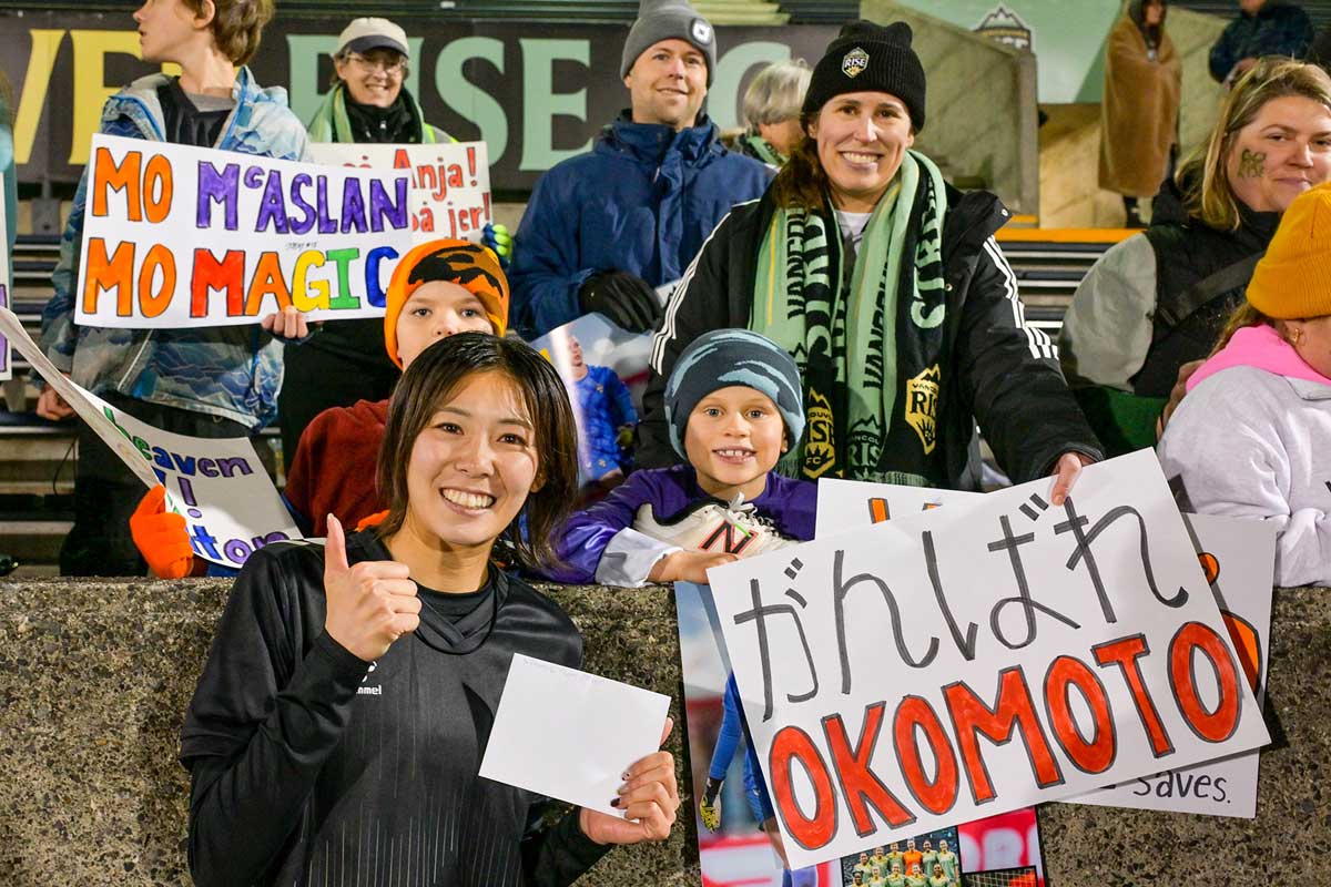 カナダ人ファンも「がんばれ」と日本語で応援。オタワ・ラピッド戦。2025年11月4日、スワンガードスタジアム(バーナビー市)。Photo by Koichi Saito