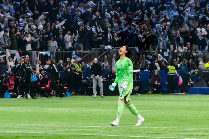 ホワイトキャップス先制点をチームメートと喜んだあと、一人になって改めて雄叫びを挙げて喜ぶGK高丘。MLS西カンファレンス準決勝、LAFC戦。2025年11月22日、BCプレース。Photo by Koichi Saito/Japan Canada Today