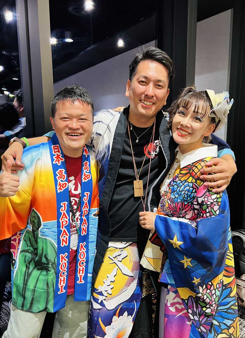 多くの挑戦を乗り越え、笑顔で当日を迎えた北米国際よさこい祭りの主催者3人。左から井上昇さん、本田朋之さん、田中恵美子さん。2025年9月27日、アルバータ州レスブリッジ市。提供:北米国際よさこい祭り参加者