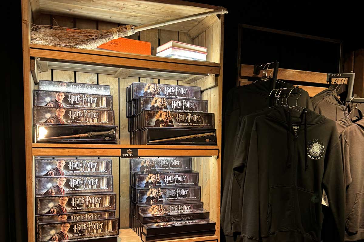 ショップには、杖やアパレル、キーチェーン、映画に出てくるバタービールやカエルチョコも。2025年11月6日、バンクーバー市スタンレーパーク。Photo by Lala