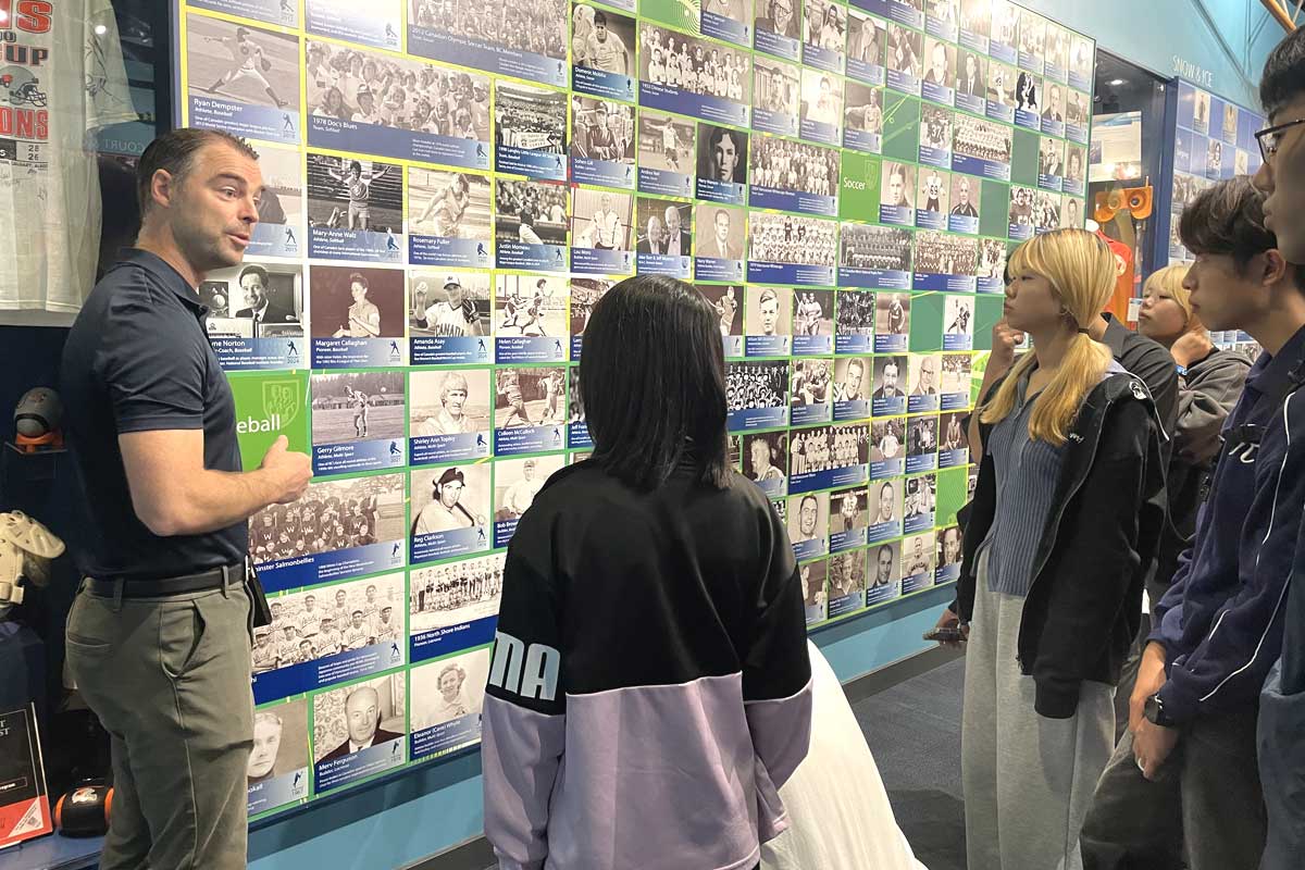 ベックさんが朝日軍の活躍について説明。訪問に同行した滋賀大学の学生たちも熱心に聞き入った。2025年9月18日、バンクーバー市。撮影　田上麻里亜／日加トゥデイ