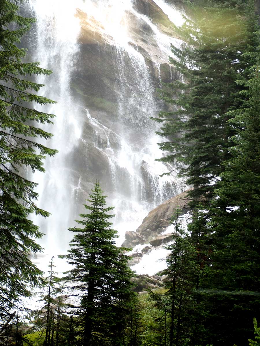 VIA鉄道カナダの列車「カナディアン」から撮影したブリティッシュ・コロンビア州の「ピラミッドの滝」(大塚圭一郎撮影)