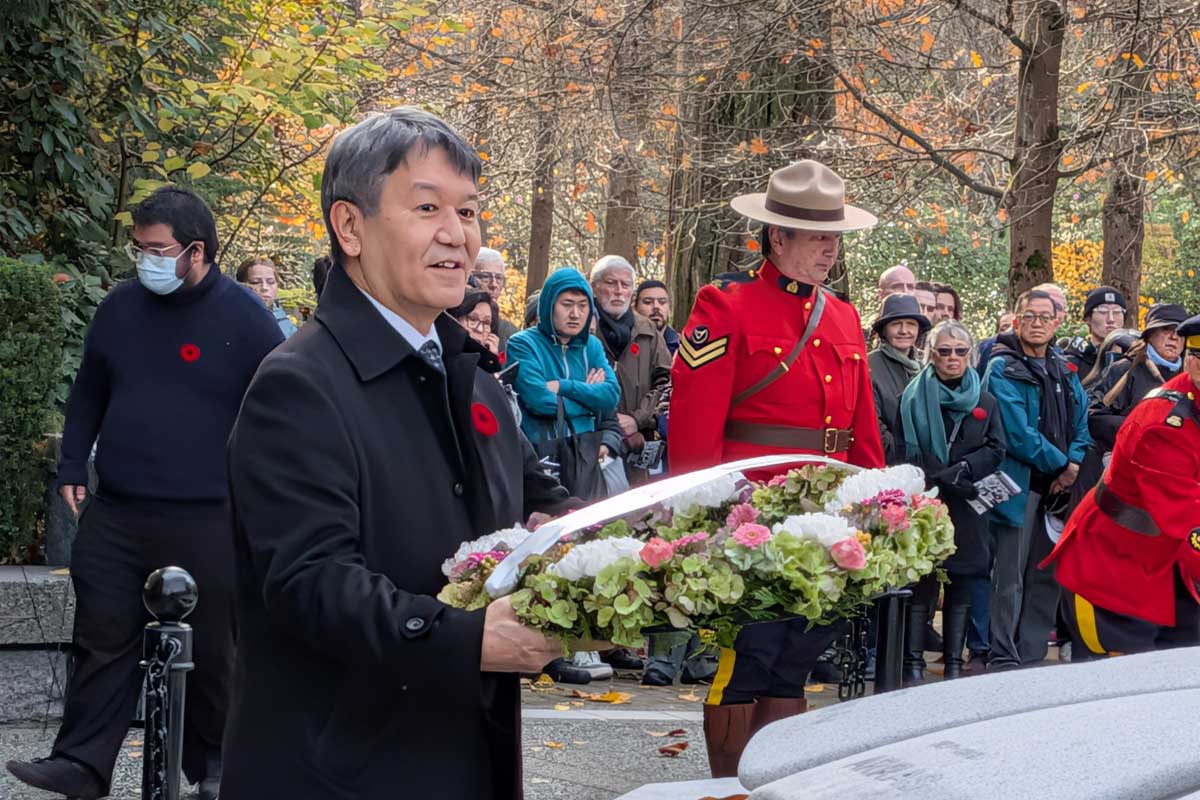 献花する在バンクーバー日本国総領事館・髙橋良明総領事。2025年11月11日、バンクーバー市。撮影　日加トゥデイ