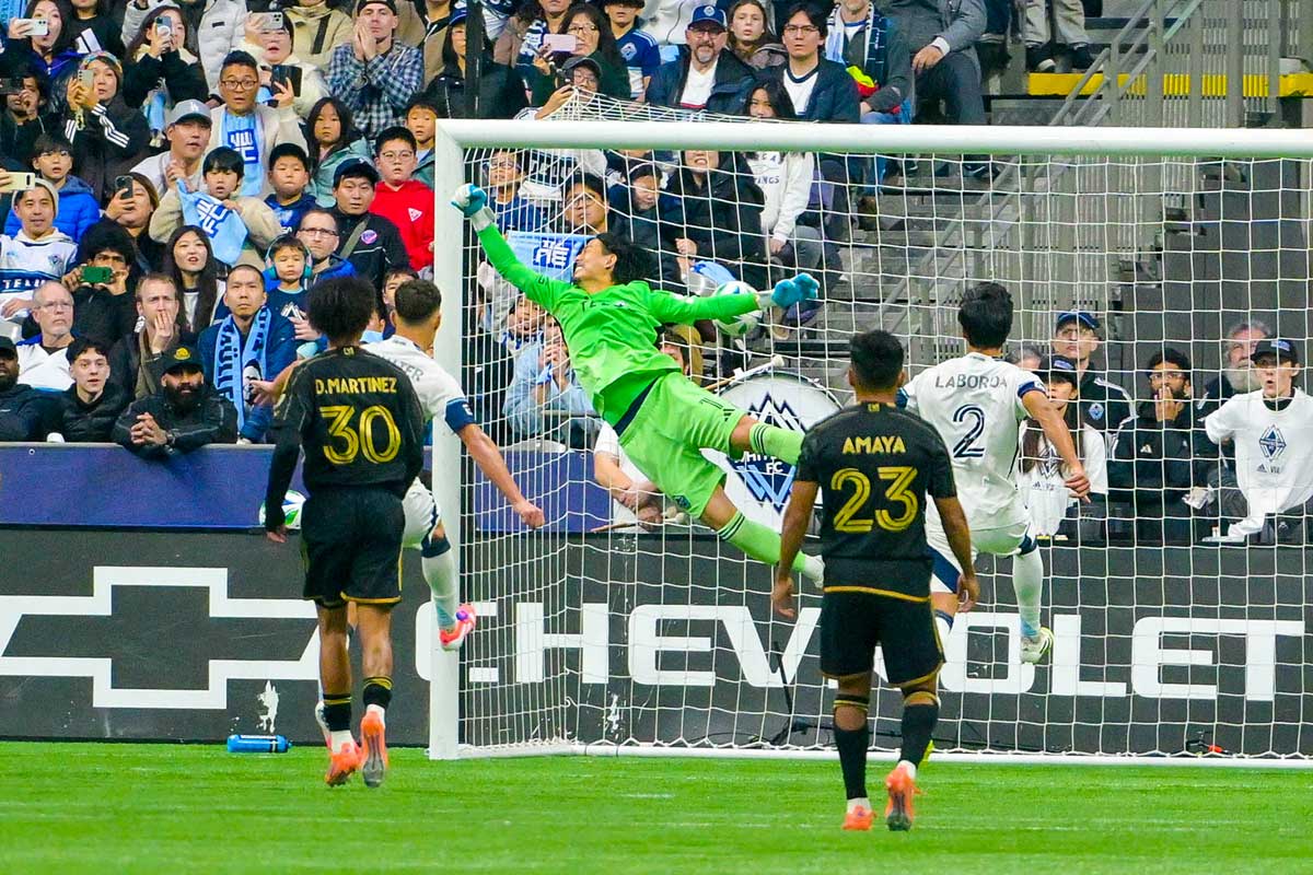 GK高丘の渾身の横っ飛びも及ばずLAFCソンの蹴ったフリーキックはネットに吸い込まれた。MLS西カンファレンス準決勝、LAFC戦。2025年11月22日、BCプレース。Photo by Koichi Saito/Japan Canada Today