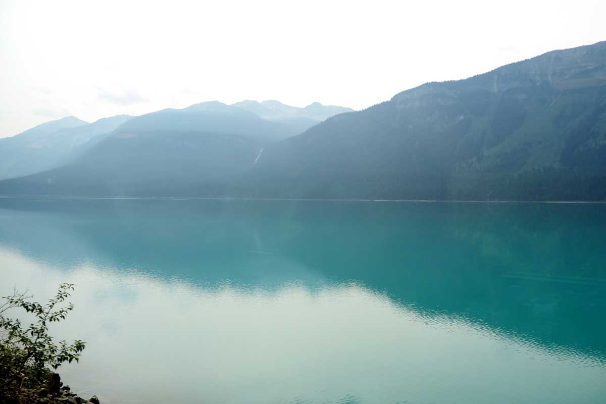VIA鉄道カナダの列車「カナディアン」の車窓に広がる山並みと湖面(大塚圭一郎撮影)