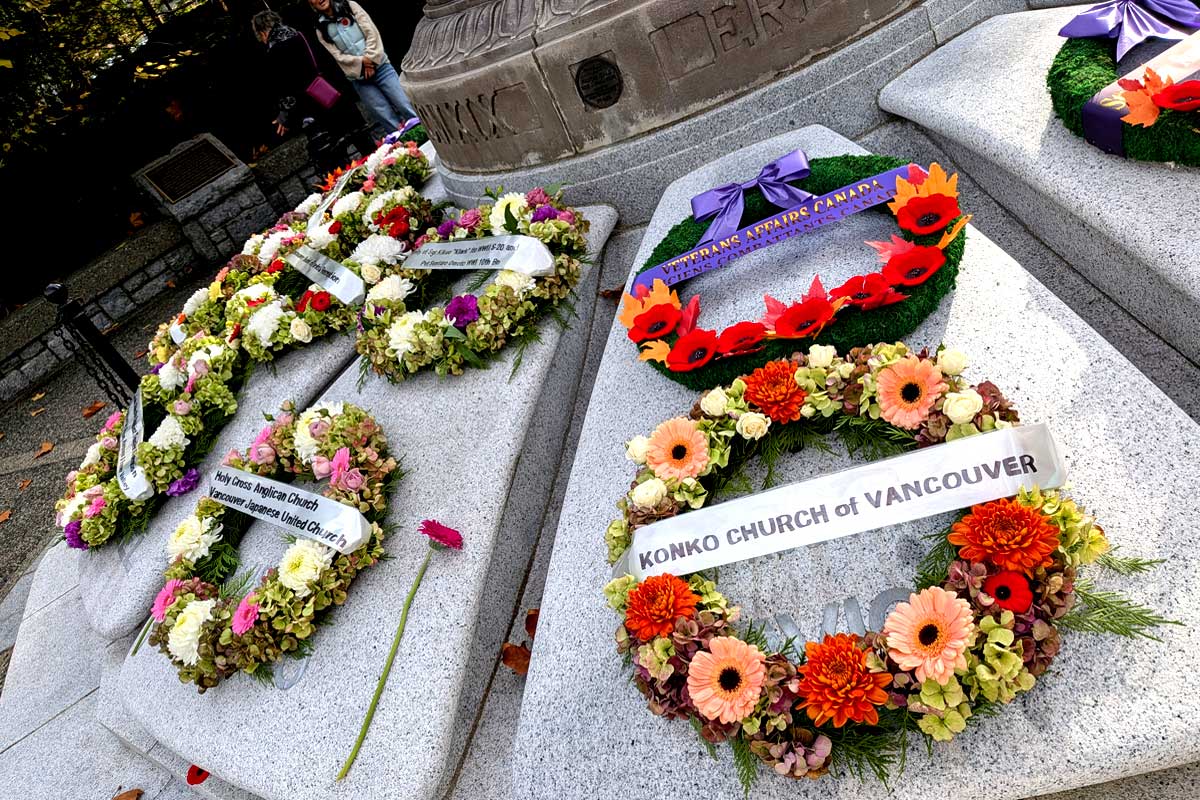 19団体からの献花が並んだ日系カナダ人戦没者慰霊碑。2025年11月11日、バンクーバー市。撮影　日加トゥデイ