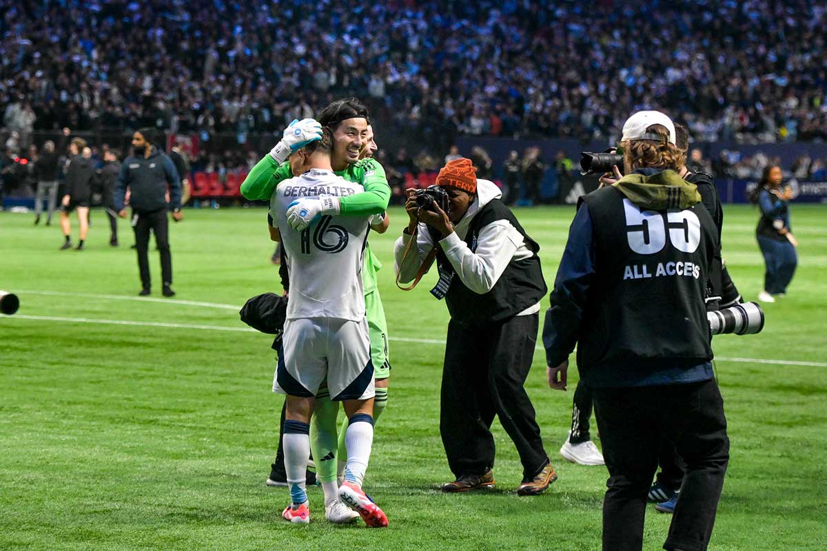 試合終了後、喜びを爆発させた後GK高丘と抱き合って喜ぶBerhalter（MF）。高丘とは今季共にオールスターにも出場した。MLS西カンファレンス準決勝、LAFC戦。2025年11月22日、BCプレース。Photo by Koichi Saito/Japan Canada Today