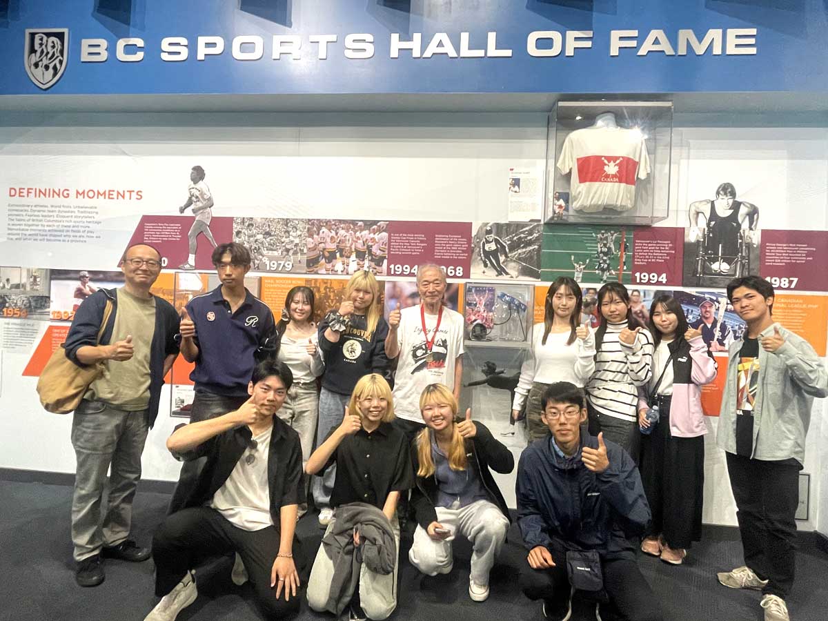 松宮さんと同行した滋賀大学の学生たち。2025年9月18日、バンクーバー市。撮影　田上麻里亜／日加トゥデイ