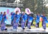 「よさこい、海を越えて」北米初の国際祭りがカナダで実現 桜の模様が鮮やかな青い衣装をまとい、和傘を手に舞う「桜舞トロント(Sakuramai Toronto)」の踊り子たち。トロントを拠点に、カナダ各地でよさこいの魅力を伝えている。2025年9月27日、アルバータ州レスブリッジ市。提供: KOKUYOSA Project Committee