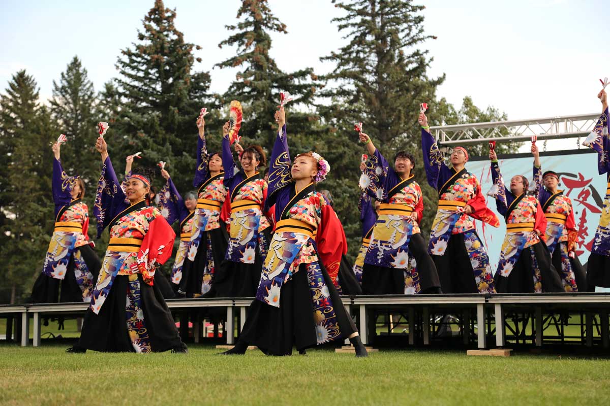 カルガリーを拠点に活動する「夜奏華(YOSOCA)」。主催団体Kaede Cultural Societyが所属するチームとして、力強い演舞で北米初のよさこい祭りを盛り上げた。2025年9月27日、アルバータ州レスブリッジ市。提供: KOKUYOSA Project Committee