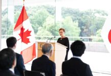 「アジア太平洋財団のカナダとアジアをつなぐ役割はこれからますます重要に」クリスティ・ナカムラさんインタビュー 東京のカナダ大使館で行われた式典であいさつするクリスティ・ナカムラさん。2025年5月22日、東京。写真提供 アジア太平洋財団トロント支局