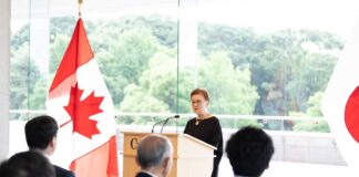 「アジア太平洋財団のカナダとアジアをつなぐ役割はこれからますます重要に」クリスティ・ナカムラさんインタビュー 東京のカナダ大使館で行われた式典であいさつするクリスティ・ナカムラさん。2025年5月22日、東京。写真提供 アジア太平洋財団トロント支局