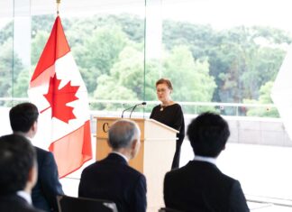 「アジア太平洋財団のカナダとアジアをつなぐ役割はこれからますます重要に」クリスティ・ナカムラさんインタビュー 東京のカナダ大使館で行われた式典であいさつするクリスティ・ナカムラさん。2025年5月22日、東京。写真提供 アジア太平洋財団トロント支局