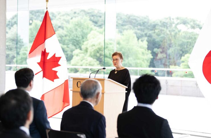 「アジア太平洋財団のカナダとアジアをつなぐ役割はこれからますます重要に」クリスティ・ナカムラさんインタビュー 東京のカナダ大使館で行われた式典であいさつするクリスティ・ナカムラさん。2025年5月22日、東京。写真提供 アジア太平洋財団トロント支局