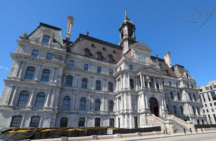 新モントリオール市長に南米出身のマルチネス・フェラダ氏 ケベック州モントリオール市庁舎。2025年4月4日、モントリオール市。撮影 日加トゥデイ