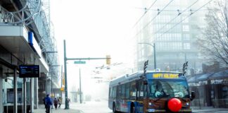 トランスリンク「トナカイバス」、今年もバンクーバーの町を駆ける バンクーバーの町を走る「トナカイバス」。Photo by Translink