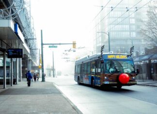 トランスリンク「トナカイバス」、今年もバンクーバーの町を駆ける バンクーバーの町を走る「トナカイバス」。Photo by Translink