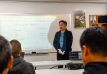 建友会第13回(2026年度)年次総会開催 あいさつする松原会長。建友会第13回(2026年度)年次総会。2025年11月25日、バンクーバー市。写真 建友会。