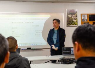 建友会第13回(2026年度)年次総会開催 あいさつする松原会長。建友会第13回(2026年度)年次総会。2025年11月25日、バンクーバー市。写真 建友会。