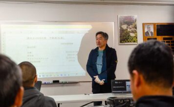 建友会第13回(2026年度)年次総会開催 あいさつする松原会長。建友会第13回(2026年度)年次総会。2025年11月25日、バンクーバー市。写真 建友会。