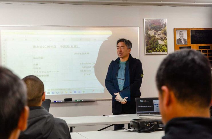 建友会第13回(2026年度)年次総会開催 あいさつする松原会長。建友会第13回(2026年度)年次総会。2025年11月25日、バンクーバー市。写真 建友会。