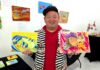 ひょうたんアーティストあらぽんさん、バンクーバーで展示会 作品を持つあらぽんさん。展示会場で。2025年9月1日、バンクーバー市。撮影 三島直美/日加トゥデイ
