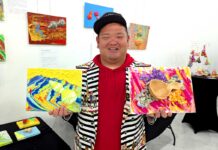 ひょうたんアーティストあらぽんさん、バンクーバーで展示会 作品を持つあらぽんさん。展示会場で。2025年9月1日、バンクーバー市。撮影 三島直美/日加トゥデイ