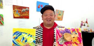 ひょうたんアーティストあらぽんさん、バンクーバーで展示会 作品を持つあらぽんさん。展示会場で。2025年9月1日、バンクーバー市。撮影 三島直美/日加トゥデイ