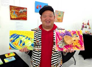 ひょうたんアーティストあらぽんさん、バンクーバーで展示会 作品を持つあらぽんさん。展示会場で。2025年9月1日、バンクーバー市。撮影 三島直美/日加トゥデイ