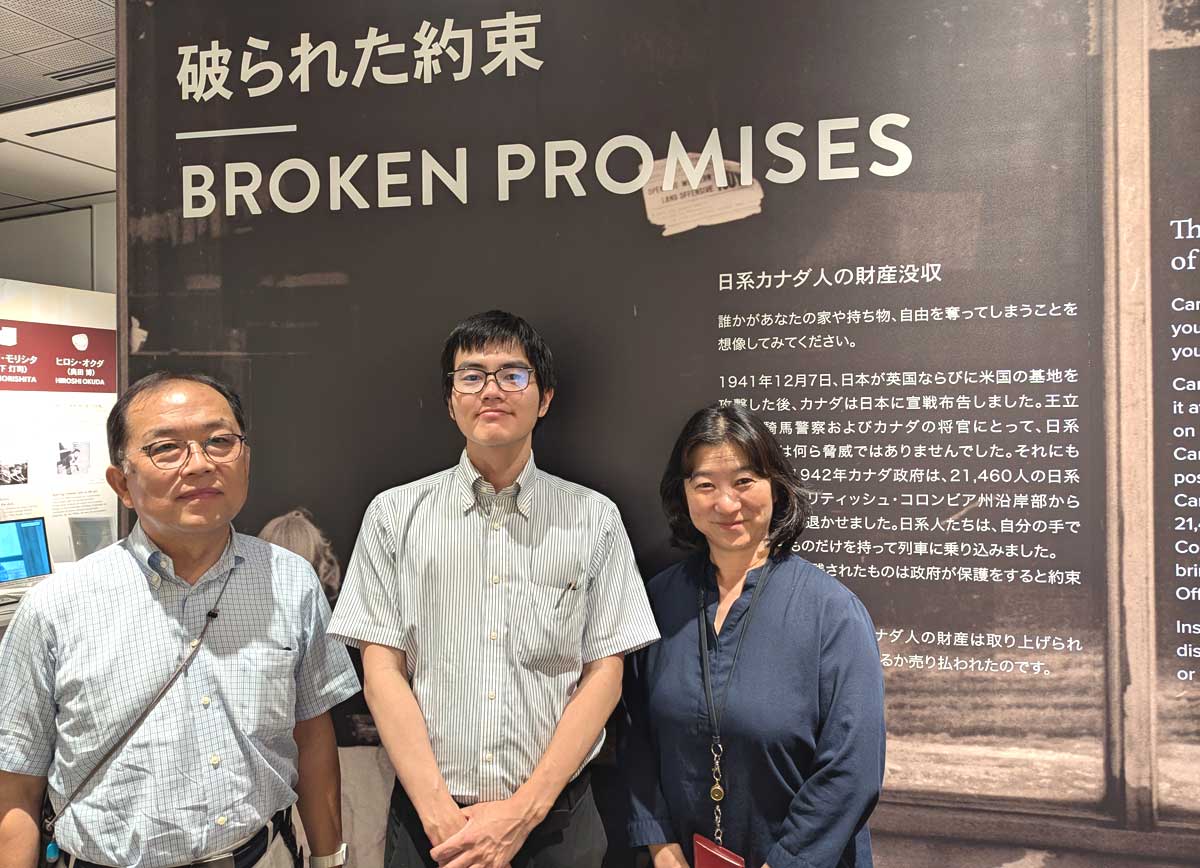 「Broken Promises 破られた約束」のパネルの前で。左から、小嶋さん、原本さん、渡辺さん。2025年10月2日、横浜市。撮影 三島直美
