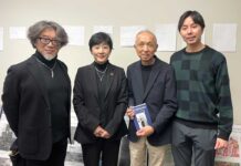 被爆3世代の記憶をつなぐドキュメンタリー「ある家族の肖像」海外初上映 左から、金谷康佑さん、鈴木カオルさん、日本カナダ商工会議所の高橋サミー会長、吉崎大貴さん。2025年11月22日、バーナビー市。撮影:田上麻里亜