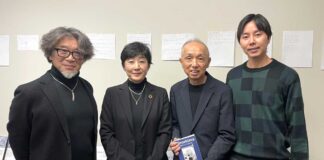 被爆3世代の記憶をつなぐドキュメンタリー「ある家族の肖像」海外初上映 左から、金谷康佑さん、鈴木カオルさん、日本カナダ商工会議所の高橋サミー会長、吉崎大貴さん。2025年11月22日、バーナビー市。撮影:田上麻里亜