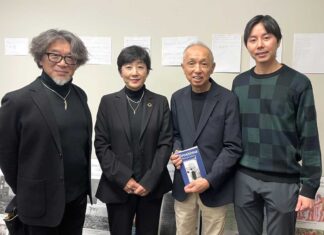 被爆3世代の記憶をつなぐドキュメンタリー「ある家族の肖像」海外初上映 左から、金谷康佑さん、鈴木カオルさん、日本カナダ商工会議所の高橋サミー会長、吉崎大貴さん。2025年11月22日、バーナビー市。撮影:田上麻里亜