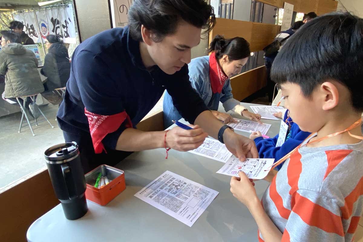 「『の』の字さがし」。いくつ「の」を探せたかな？2025年11月30日、バーナビー市。宗圓由佳／日加トゥデイ