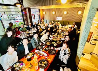 日本・カナダ商工会議所 恒例クリスマスランチョンを開催 2025年クリスマスランチョンにて ― 食事を楽しむ参加者の皆様(31名)