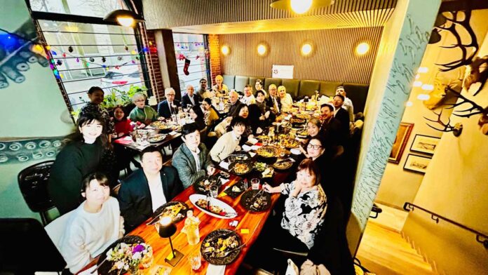 2025年クリスマスランチョンにて ― 食事を楽しむ参加者の皆様（31名）