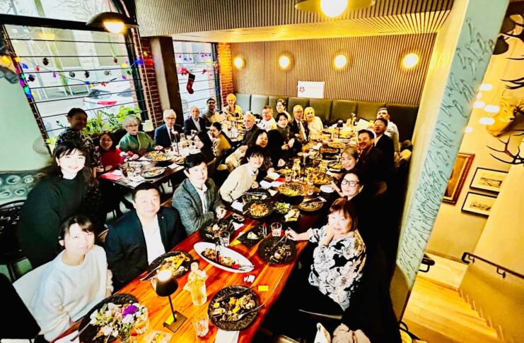 日本・カナダ商工会議所 恒例クリスマスランチョンを開催 2025年クリスマスランチョンにて ― 食事を楽しむ参加者の皆様(31名)