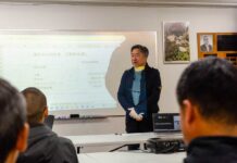 建友会第13回(2026年度)年次総会開催 あいさつする松原会長。建友会第13回(2026年度)年次総会。2025年11月25日、バンクーバー市。写真 建友会。