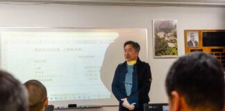 建友会第13回(2026年度)年次総会開催 あいさつする松原会長。建友会第13回(2026年度)年次総会。2025年11月25日、バンクーバー市。写真 建友会。