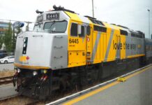 「カナダ“乗り鉄”の旅」第31回 乗務員のレクチャー、日本では“御法度”の攻めたテーマも シリーズ「カナディアン」【5】 VIA鉄道カナダのディーゼル機関車「F40PH―2」(2024年8月、西部ブリティッシュ・コロンビア州バンクーバーで。大塚圭一郎撮影)