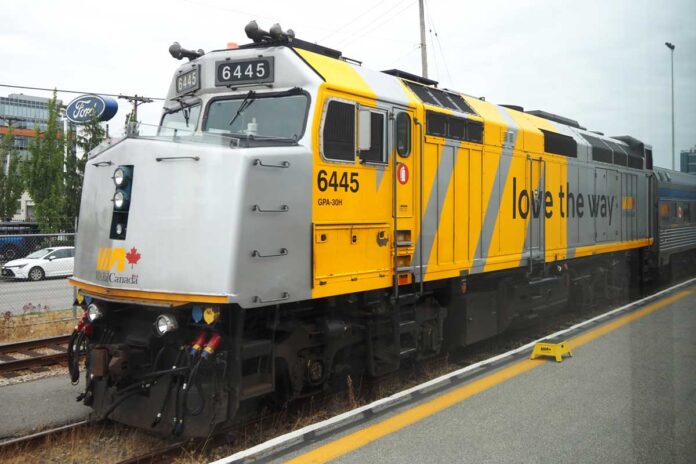 ＶＩＡ鉄道カナダのディーゼル機関車「Ｆ４０ＰＨ―２」（２０２４年８月、西部ブリティッシュ・コロンビア州バンクーバーで。大塚圭一郎撮影）