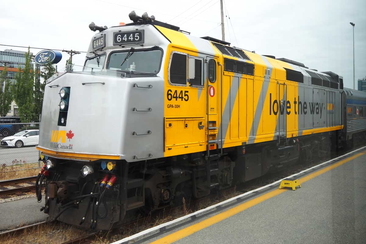 VIA鉄道カナダのディーゼル機関車「F40PH―2」(2024年8月、西部ブリティッシュ・コロンビア州バンクーバーで。大塚圭一郎撮影)