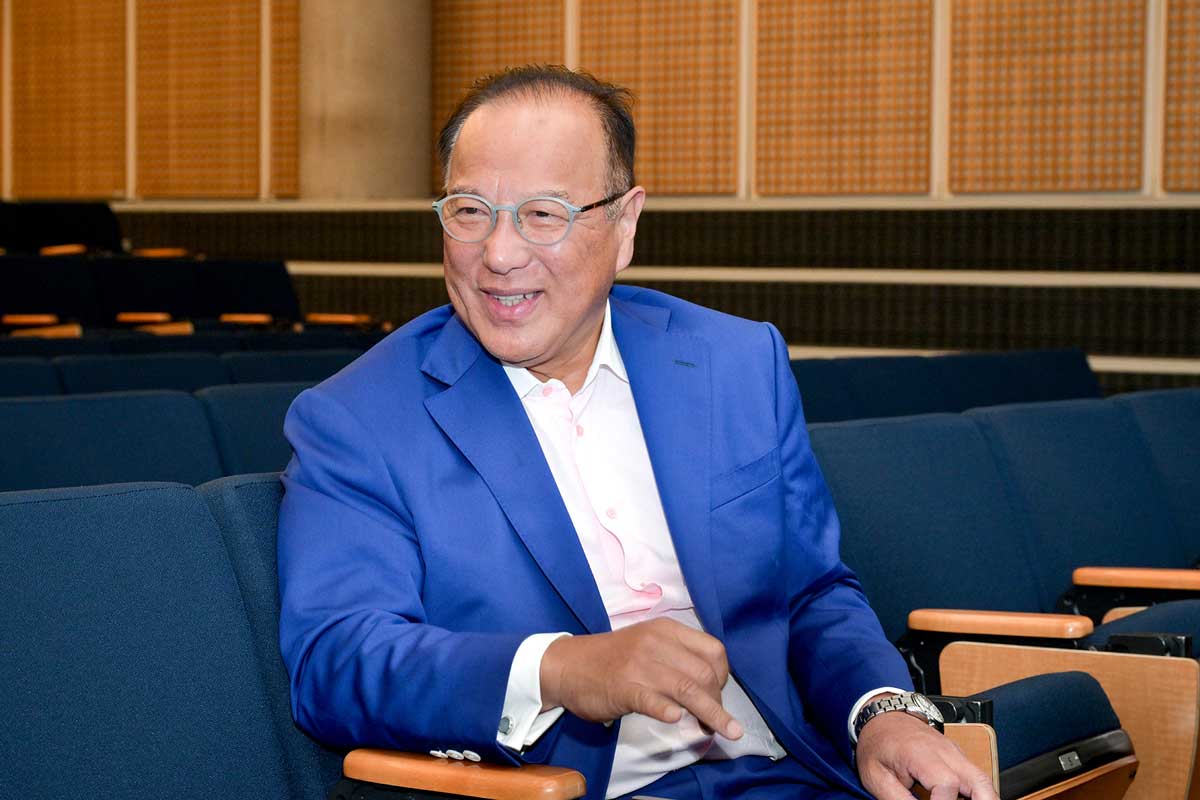 インタビューに応じる岡田誠司氏。2025年8月7日、バンクーバー市。写真　斉藤光一／バンクーバー日本商工会