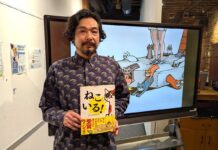 「お笑いの発想を絵本に」絵本作家 田中光さんバンクーバーでワークショップ 自作絵本を持って。田中光さん。2025年6月29日、バンクーバー市。撮影 三島直美/日加トゥデイ