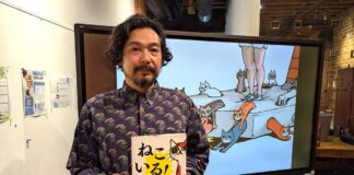 「お笑いの発想を絵本に」絵本作家 田中光さんバンクーバーでワークショップ 自作絵本を持って。田中光さん。2025年6月29日、バンクーバー市。撮影 三島直美/日加トゥデイ